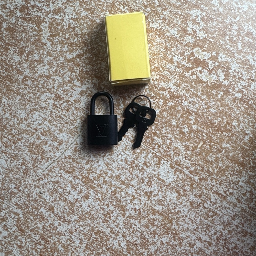 RARE 100% AUTHENTIC BLACK LOUIS VUITTON LOCK AND 2 KEY SET *NEW IN BOX* #315. - Picture 5 of 5